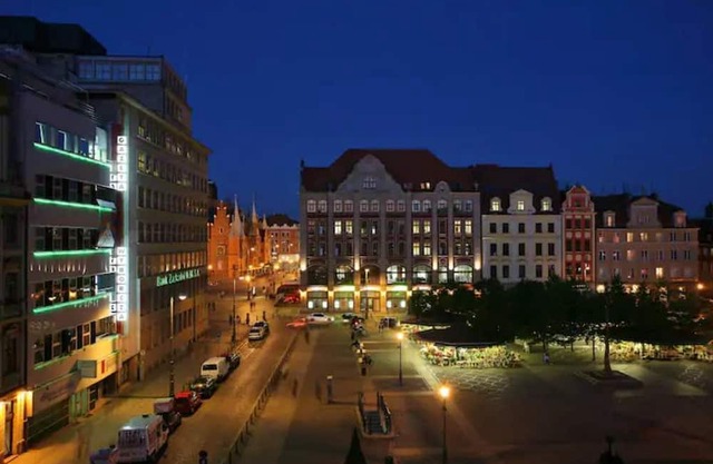 Old Square view. apt up to 8 p. Top Location