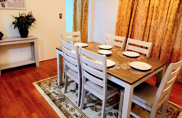 Cozy & Beautiful 4brm SF Home, Fenced, Close to DC
