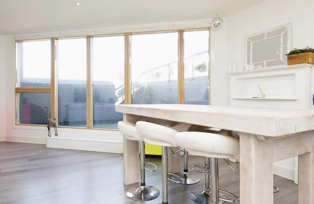 Modern 2BR Apartment in Guildford