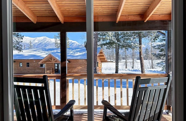 Nordic Cottage Style Cabin. 30 Mins from Glacier Park. Mtn Views and Pond Onsite