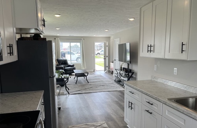 2 bed, 1 office near Splash Station, Lakes, and Midland University