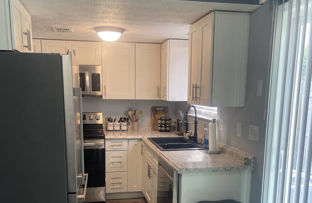 Krafty Hideaway 2 bed 1.5 bath Fenced-in backyard for your pets