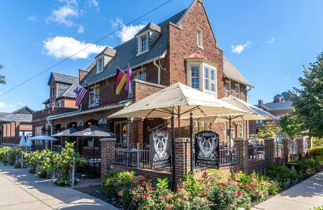 Village View: Elegant Comfort near German Village