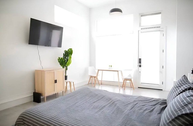 Cozy Modern Studio: Prime Location + Near UW