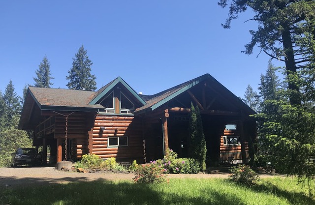 Spectacular log lodge on 5 acres of parkland 10 minutes from the city of Eugene