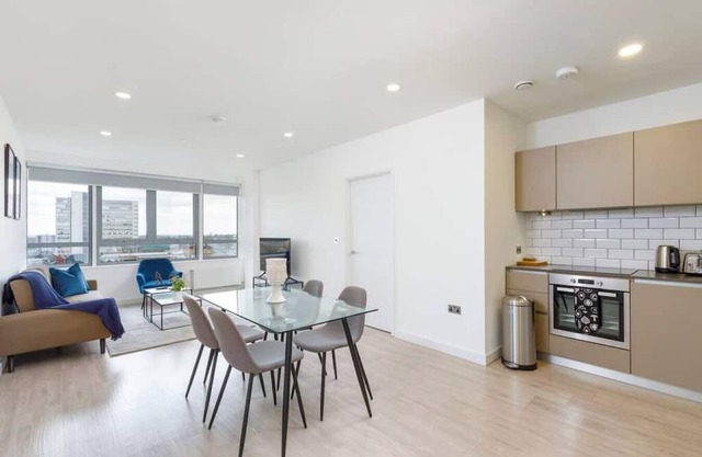 Stylish 2BR Town Centre Rooftop Terrace