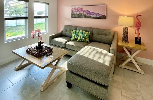 Pink Flamingo getaway in Hollywood Beach! KING BED
