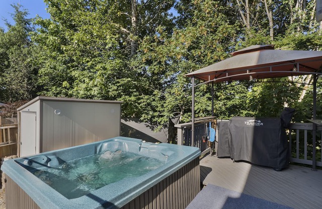 Hot Tub Hideout Serenity in Scenic Milton, WA