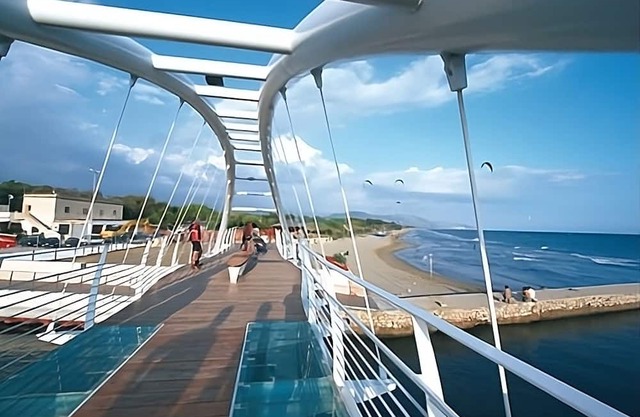 DETACHED HOUSE BY THE SEA 6 BEDS WITH LARGE GARDEN