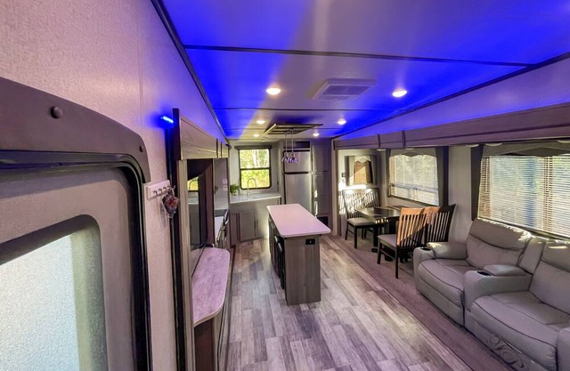 Modern Camper/RV in Sarasota - 9 min from Myakka Park