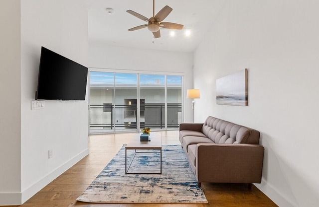 Spacious & Modern - Downtown!