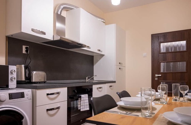 Design 1BDR Apartment in Top Center - FREE PARKING