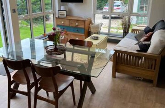 Cotswold's-2 Bedroom Cosy Lodge-Sleeps 6-Parking