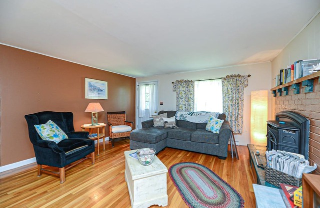 Charming 3 Bedroom Ranch. Patio, Firepit, Laundry. Beaches, & Art Galleries.