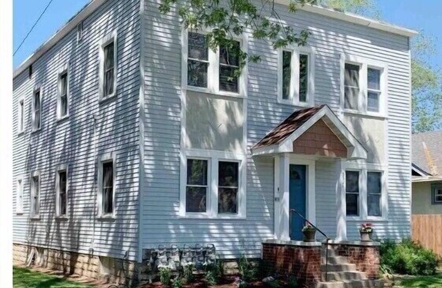 Comfy, Convenient Renovated 1bd with Vintage Charm for Month+ Stays