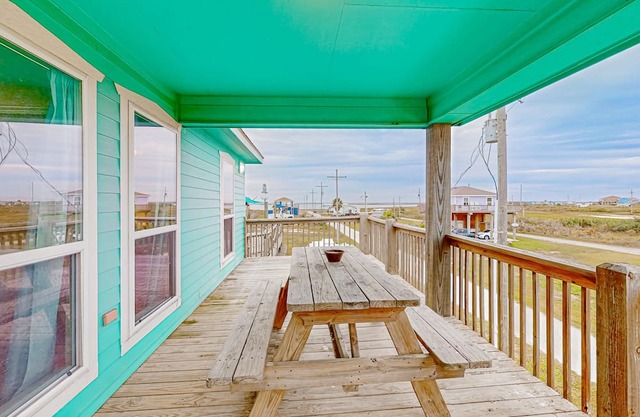 Dog-friendly home with ocean & bay views, streaming, balcony, washer/dryer, AC