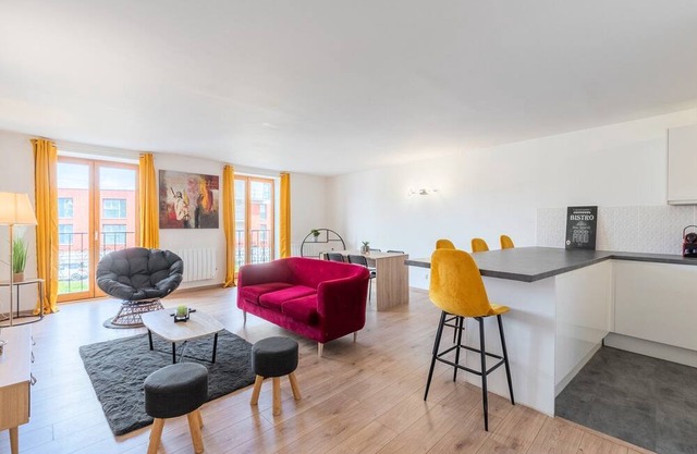 Spacious apartment, near train station w/ parking