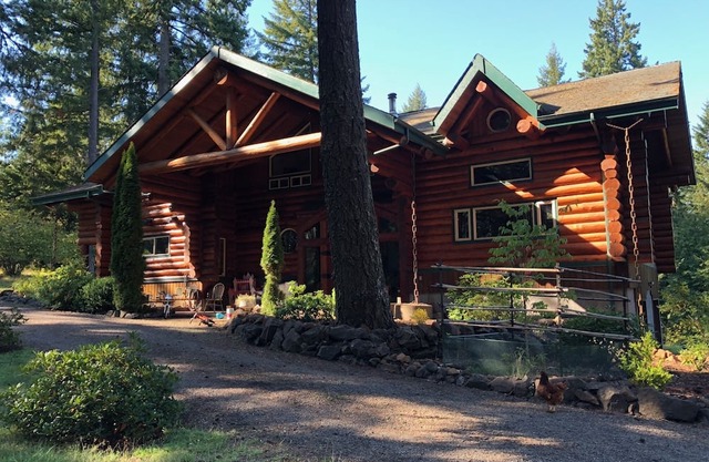 Spectacular log lodge on 5 acres of parkland 10 minutes from Eugene town