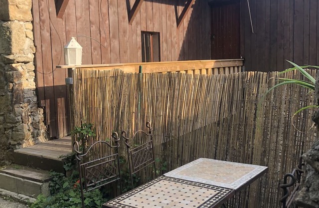 Gîte la Châtaigne Perchée : Nature et Piscine à Débordement