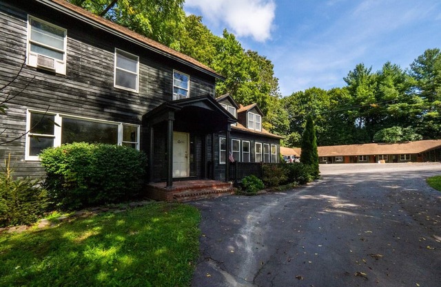 Bring Large Group To Hillsdale 10 Bdr & 7 Baths