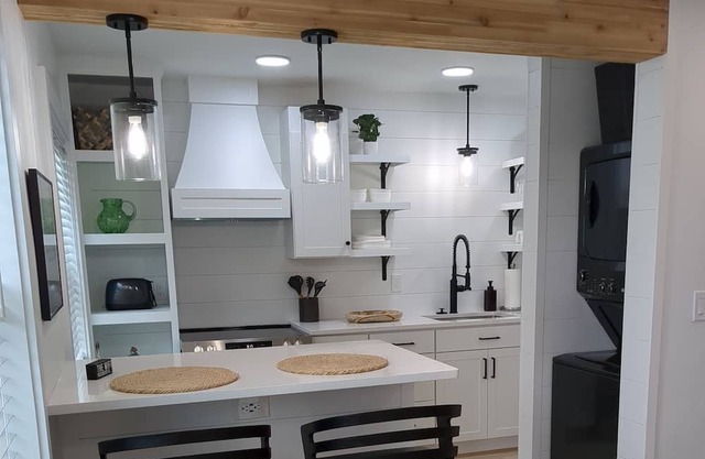 Retreat, Relax, Roam in downtown Ft. Myers, Florida. Cozy Unit for two!