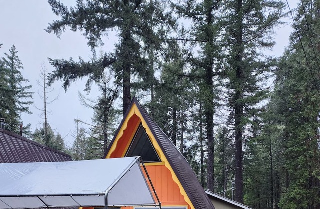 Small A-frame cabin for 2 for adventures in the McKenzie Valley! Pet friendly.