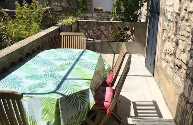 Homerez - Nice property for 5 ppl. with shared pool and garden at Orgnac-l'Aven