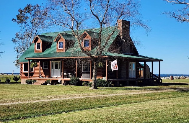 Welcoming Hooks Hideaway-The Cabin on the Albemarle Sound