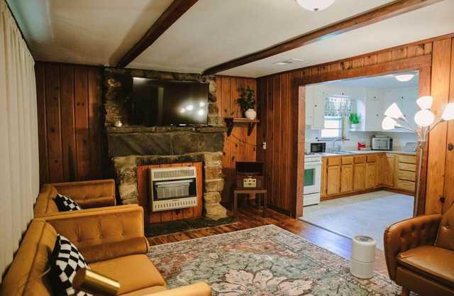 Charming Retro 2-bedroom house with AC, Fully Stocked Kitchen, Firepit, Laundry