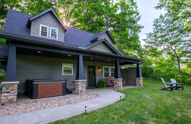 Sweet Private Cabin with Jacuzzi and Fire Pit in Ohio