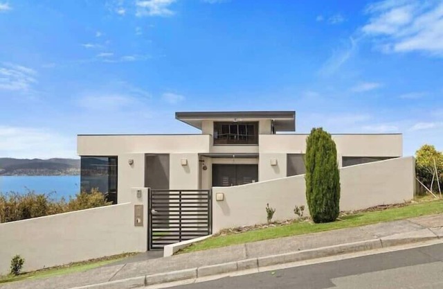 The View – 6BR, 4BA Luxury Home + Separate Studio