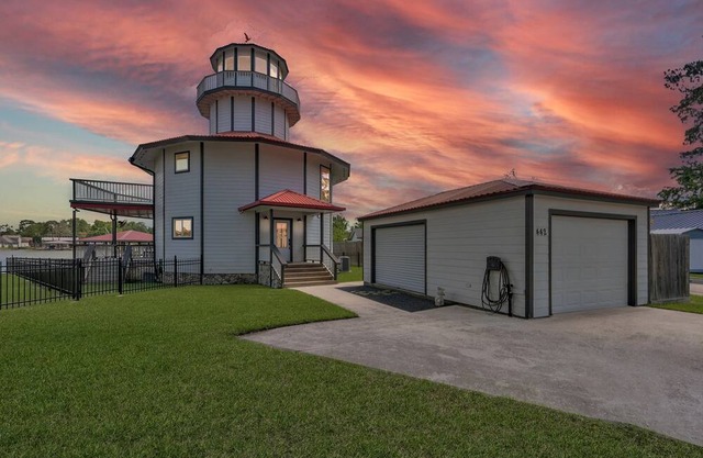 Lighthouse Views & Lake Vibes – 4BR Retreat in Livingston, TX