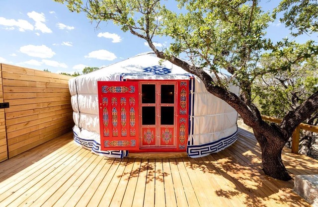 Cozy Yurt with Hot Tub Surrounded by Nature in Dripping Springs, Texas