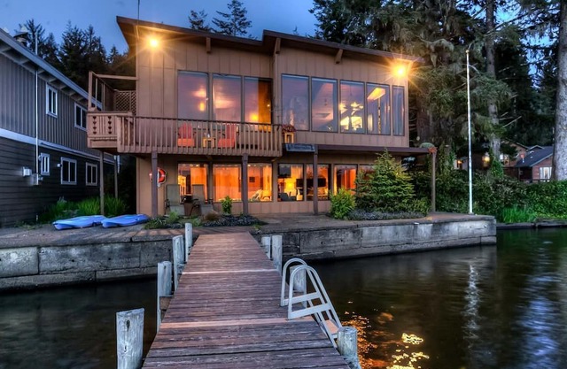 Breathtaking Beach House with Fireplace and Gorgeous Sights in Otis, Oregon