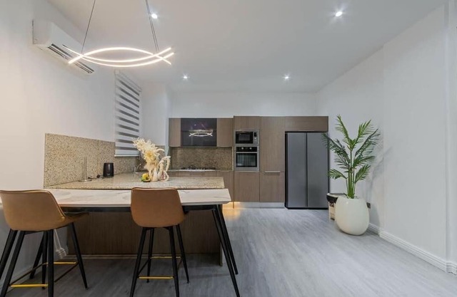 Signature Apartment in Lekki Phase 1: 2BDR (Pool, Gym, Wi-fi, 24/7 Power)