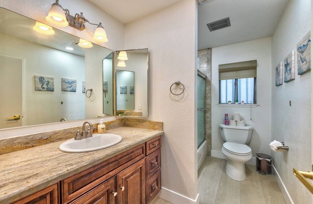 Spacious 4-bedroom villa with pool and family games