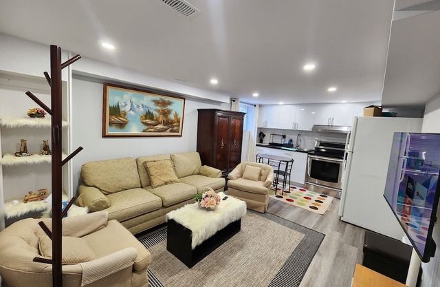 Cozy Modern Basement Suite Near401 Fully Furnished