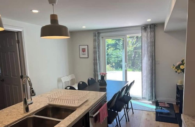 4 Bdrm apt 25 minute to downtown Toronto UnionStation driving takes over an hour