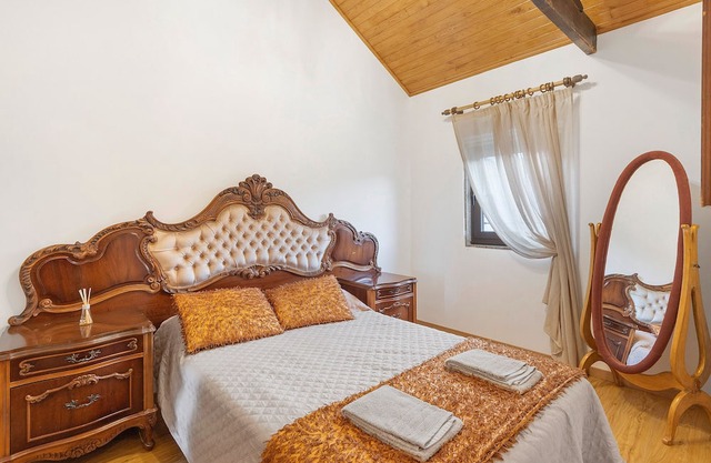 'Margarida' Room with Shared Pool, Wi-Fi and Air Conditioning