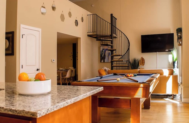 Historic Luxury 2-Bedroom wz Loft &FREE Parking