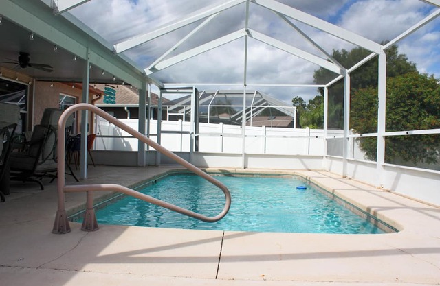 Relaxing 4-bedroom Pool Oasis Near Daytona