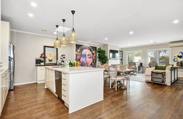 Luxury Golf Course Retreat with Scenic Views