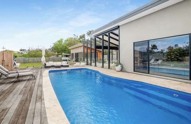 Space & Lifestyle Modern Retreat