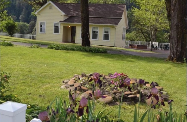 Charming 2-bedroom Cottage in serene Salyer; river access, beautiful views