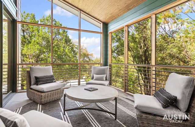 South Austin King Suite w Screened Porch & Miele Espresso, Near SoCo & Zilker
