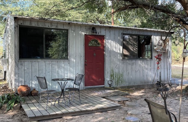Out in the country! Tranquil cabin in Leon County. Cute converted Goat Shed!