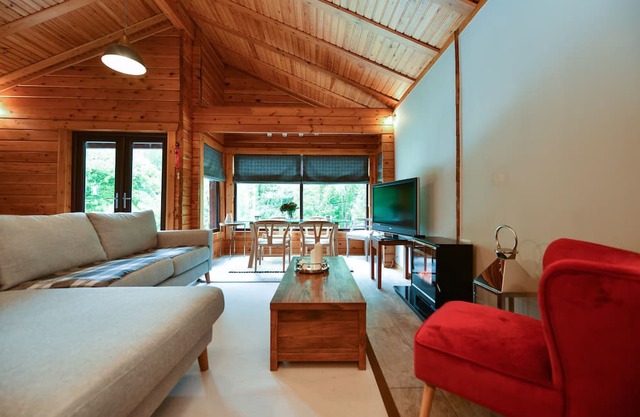 Lyall Lodge - a lodge that sleeps 6 guests in 3 bedrooms