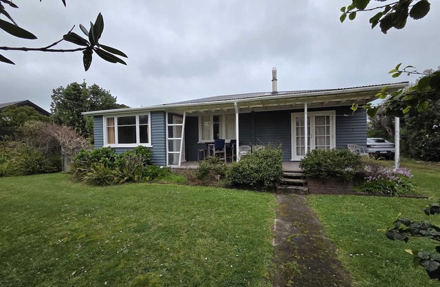 Our family bach at ōpunakē, pets and big whānau welcome