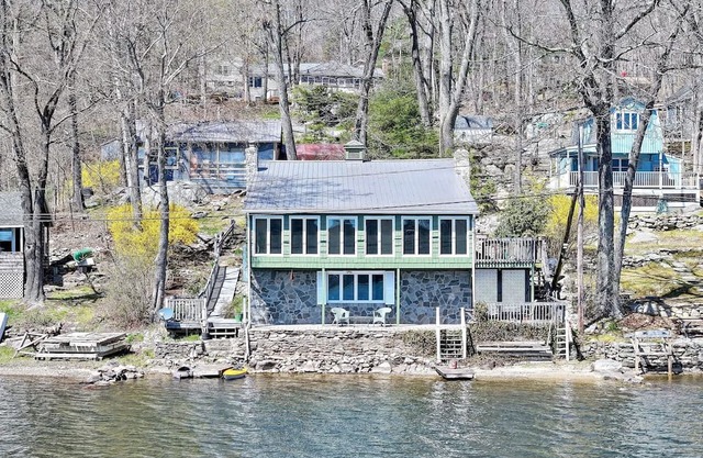 Charming 4-bedroom house in Coventry directly on Coventry Lake