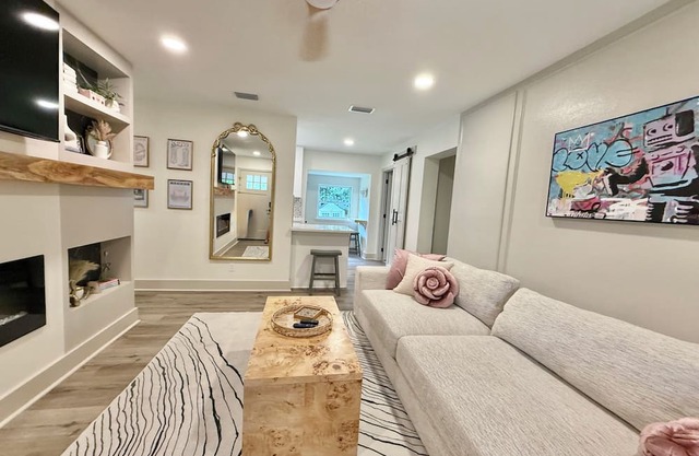 Garnet and Glam 1.2 miles from FSU Stadium 4-bedroom 2 bath house